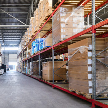 Comment les racks industriels s'installent dans un entrepôt de stockage